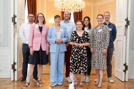 OB Katja Dörner (4.v.r.) mit den Vertreter*innen der neuen Klimapartner Wirtschaft sowie Amtsleiterin Victoria Appelbe (vorne links) und Christopher Franz (rechts) von der Wirtschaftsförderung.