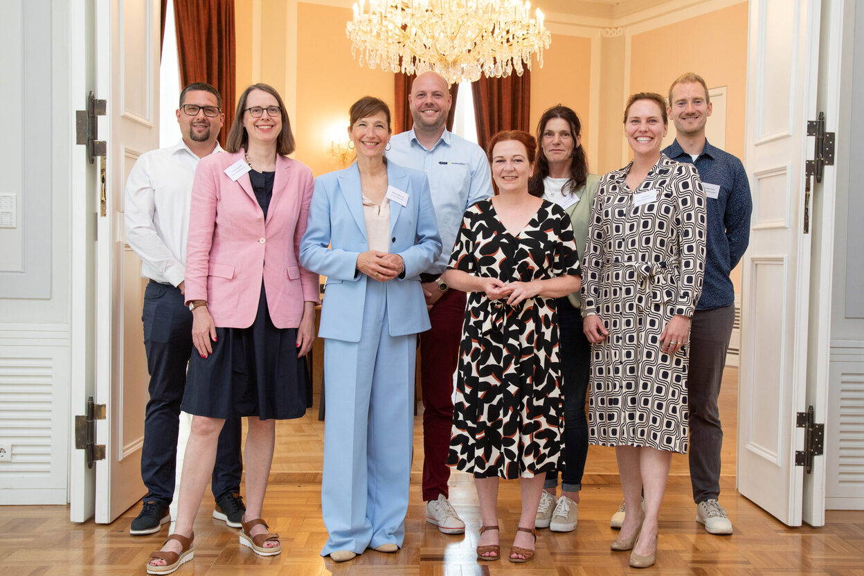 Growth for the Climate Partner for Business network: Mayor Katja Dörner welcomed the new companies together with Business Development Manager Victoria Appelbe (2nd from left) and Project Manager Christopher Franz (right) in the Old Town Hall. They were represented by (from left) Sebastian Ketelhut for GKN Powder Metallurgy GmbH, Barbara Massing for Deutsche Welle AöR, Philip Heuser for GKN Powder Metallurgy GmbH, Ruth Jonen for Augenklinik Dardenne SE and Eva Sartory for Telekom Deutschland GmbH.