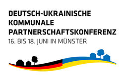 Das Bild zeigt das Logo der Deutsch-Ukrainischen kommunalen Partnerschaftskonferenz in Münster. Farblich ist diese in den Landesflaggen Deutschlands und der Ukraine gestaltet.