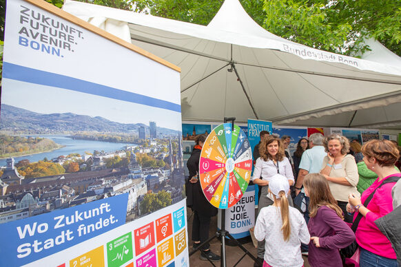 The City of Bonn presented the Wheel of Fortune with the 17 SDGs