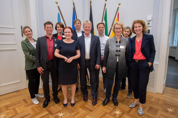 Mayor Katja Dörner with the members of the Council for Sustainable Development