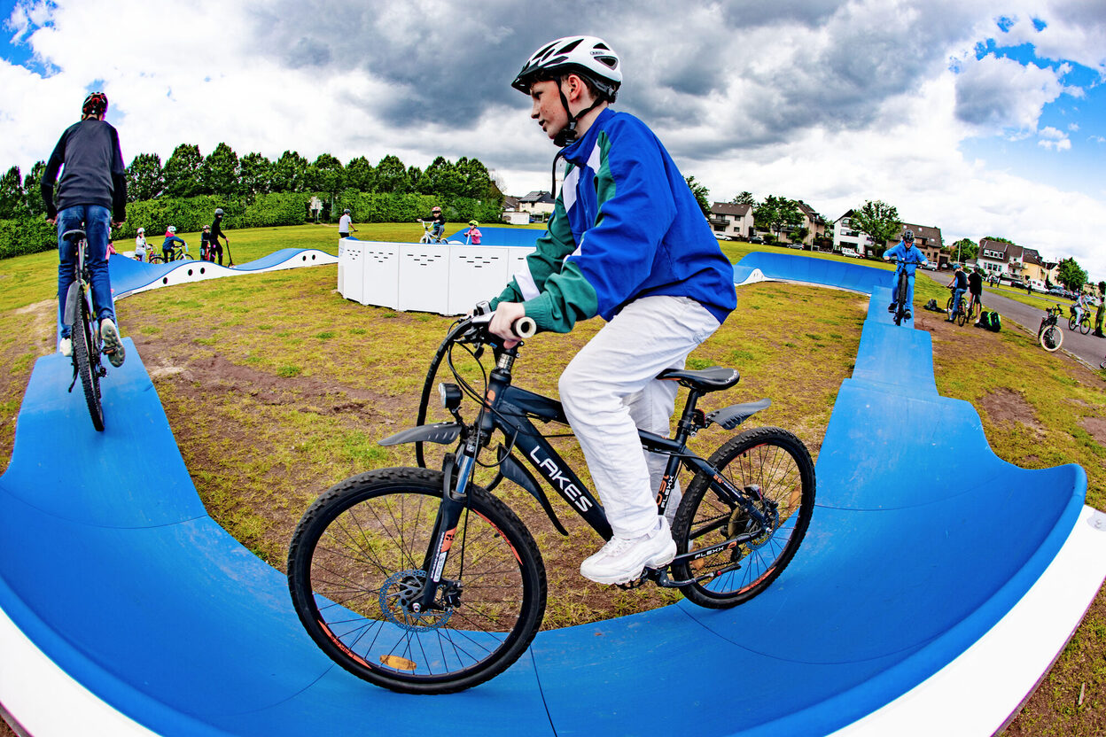 Pupils from Beuel Integrated Comprehensive School tried out the pump track on their bikes - and had a lot of fun.