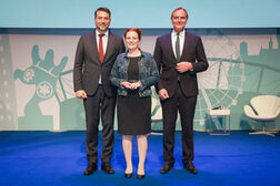Gruppenbild, stehend von links Uwe Conradt, Katja Dörner und Burkard Jung.