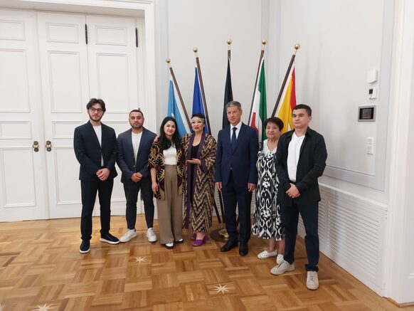 Das Bild zeigt die Delegation aus Buchara im Gobelinsaal im Alten Rathaus.