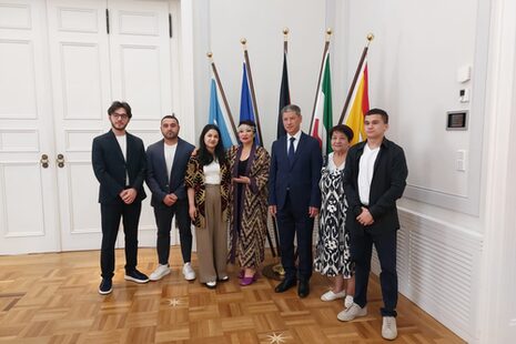 Гості з Бухари біля Старої ратуші