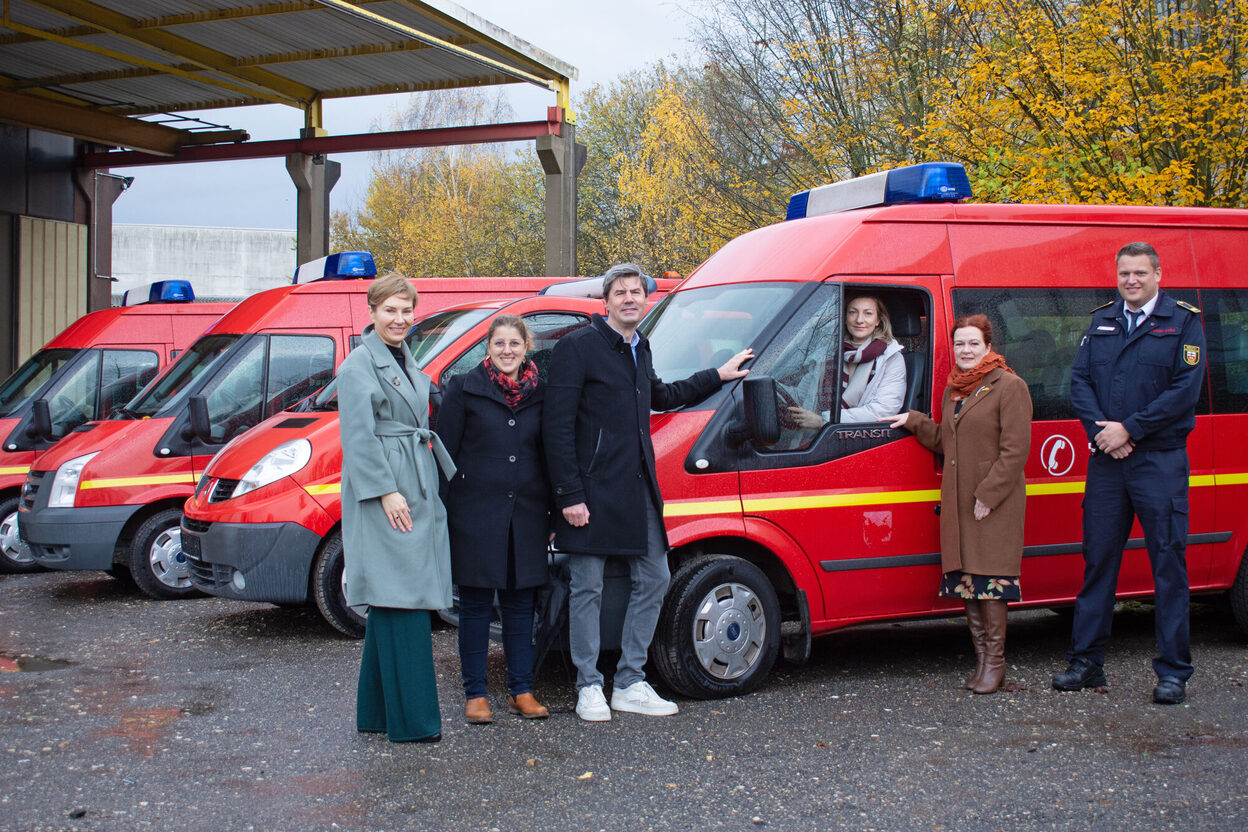 Together for Kherson: Mayor Katja Dörner hands over the keys for vehicle donations to Tamara Vucovic and Olesya Cherepynska-Schmidt (left) from the Blue-Yellow Cross association together with Stefan Wagner and Mascha Gerwin from the Office for International Affairs and Global Sustainability and Marcel Fröhlen from the Bonn fire department. The latter is responsible for transporting the vehicles to Ukraine.