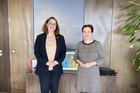 Oberbürgermeisterin Katja Dörner (r.) und Melanie Hauenstein, Direktorin der deutschen Repräsentanz des Entwicklungsprogramms der Vereinten Nationen (UNDP) stehen im Büro der Oberbürgermeisterin.