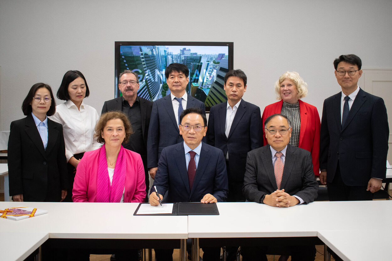 Deputy Mayor Dr. Ursula Sautter (seated left) welcomed the delegation from Gangnam in the Old Town Hall, where Mayor Cho Sung-myung signed the guest book.