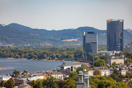 Blick vom Stadthausdach Richtung Rhein und Siebengebirge