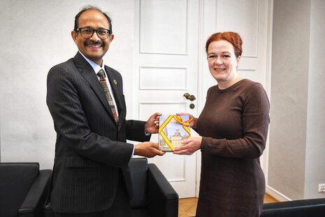 Mayor Dörner presents UN Secretary-General Kishore with a book about Bonn.