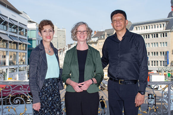 Visiting La Paz in the Old Town Hall: Planning Secretary Maria del Carmen Rocabado (left) and Treasurer José Antonio Rivera at the reception by Mayor Nicole Unterseh on the Town Hall steps.