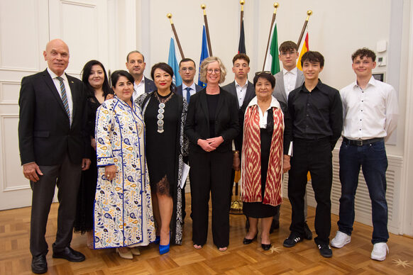 The picture shows the delegation from Bukhara and members of the German-Uzbek Society at the reception with Mayor Nicole Unterseh (center).