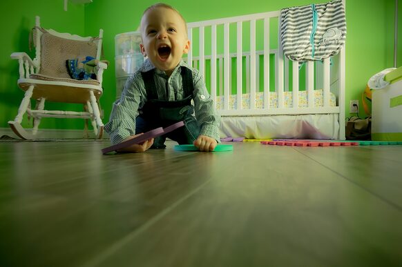 Kleinkind beim Spielen im Kinderzimmer