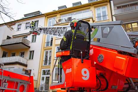 Mit der Drehleiter soll bei einer Übung eine Person aus einem höher gelegenen Stockwerk gerettet werden