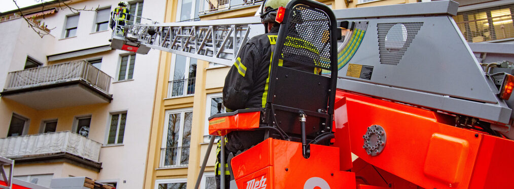 Mit der Drehleiter soll bei einer Übung eine Person aus einem höher gelegenen Stockwerk gerettet werden