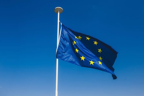 Eine Europa-Flagge vor blauem Himmel.