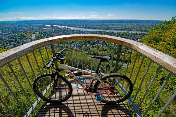Nach einer anstrengenden Radtour wird man am Aussichtspunkt Rabenlay oberhalb von Bonn-Oberkassel mit einer herrlichen Aussicht über das Rheintal belohnt.