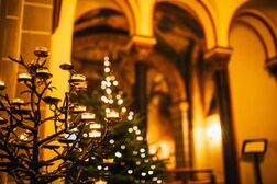 Innenraum der Doppelkirche Schwarzrheindorf zur Weihnachtszeit