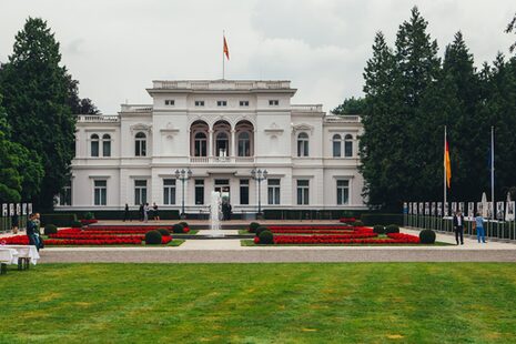 Εξωτερική άποψη της Villa Hammerschmidt με σιντριβάνι και παρτέρια στο πάρκο