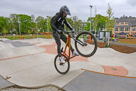 Ein Jugendlicher fährt mit seinem Skate Bike über den Parcours im Reuterpark