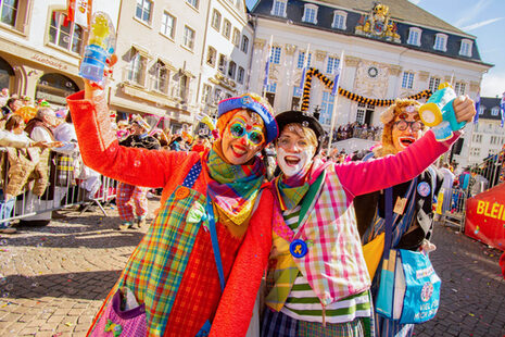Als Clowns verkleidete Personen.
