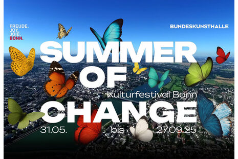 Obraz dla festiwalu kulturalnego "Summer of Change". Napis "Summer of Change" znajduje się na pierwszym planie przed wiaduktem nad Bonn, wraz z licznymi kolorowymi motylami. W lewym górnym rogu znajduje się logo miasta Bonn, a w prawym rogu logo "Bundeskunsthalle".