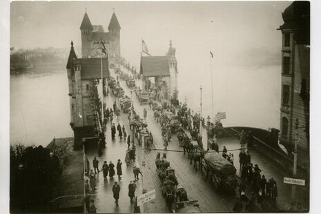 Foto storica del ponte sul Reno a Bonn dai fondi dell'Archivio federale