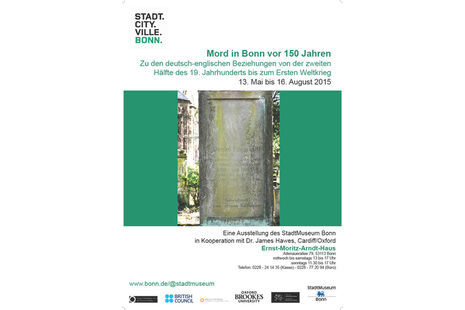 L'affiche montre au centre, sur un fond vert foncé, une haute pierre sur laquelle est gravée une inscription. Au-dessus, on peut lire : Meurtre à Bonn il y a 150 ans. Sur les relations germano-anglaises de la deuxième moitié du 19e siècle à la Première Guerre mondiale. Du 13 mai au 16 août 2015. Sous l'image se trouvent d'autres informations sur l'exposition.