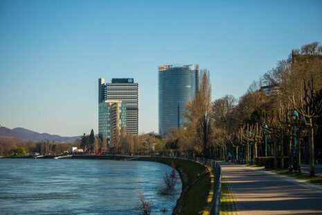 Las orillas del Rin. Torre de Correos y Langer Eugen al fondo.