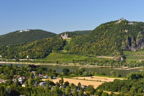 Drachenfels και Κάστρο Drachenburg φωτογραφημένα από την άλλη πλευρά του Ρήνου