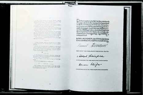 ie historische Aufnahme zeigt die Erstausfertigung des Grundgesetzes