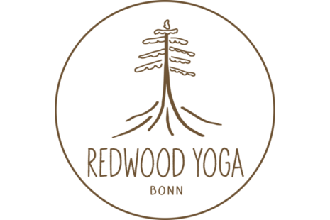 Logo przedstawia narysowane drzewo i napis Redwood Yoga Bonn
