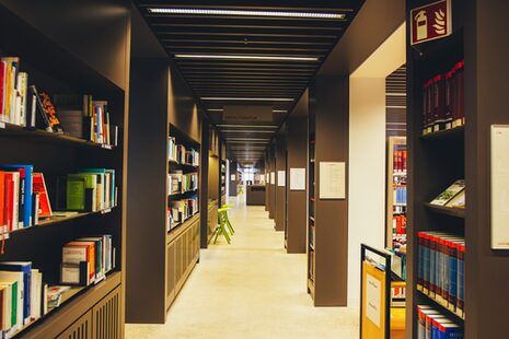 Книжкові полиці в міській бібліотеці.