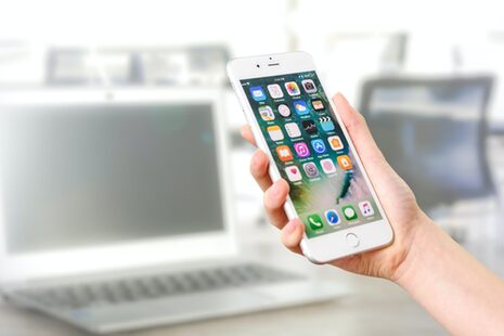 Smartphone con applicazioni nella schermata iniziale