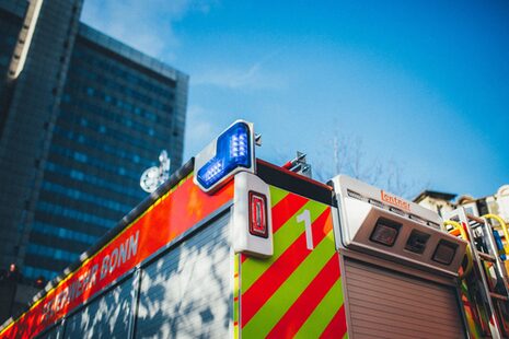 Feuerwehrauto im Einsatz vorm Bonner Stadthaus