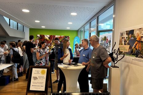 Les participants au Forum du futur s'entretiennent sur le marché des idées