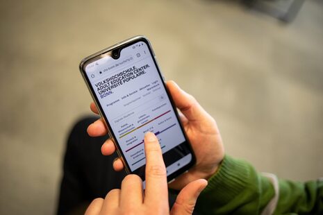 Ένα smartphone με την αρχική σελίδα της Bonn VHS.