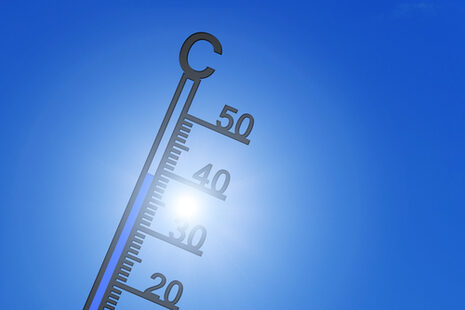 Ein Thermometer vor strahlend blauem Himmel und gleißender Sonne