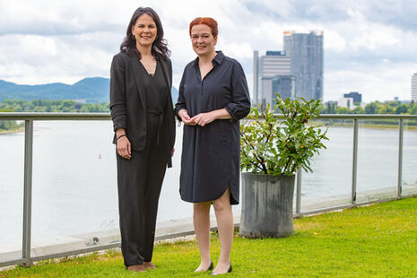 Il sindaco Katja Dörner (a sinistra) con Annalena Baerbock sulla terrazza dell'Hotel Königshof con il Campus Un sullo sfondo.