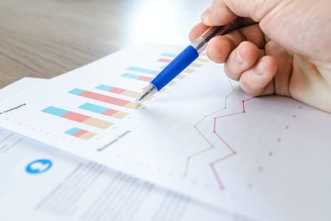 I grafici a barre e le curve vengono stampati su un foglio di carta.