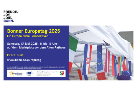 Das Bild zeigt eine Infografik für den Europatag. Das Foto darauf zeigt eine Girlande mit Flaggen europäischer Länder.