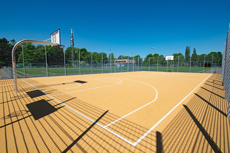 La cancha de baloncesto junto al campo de deportes de Schwarzrheindorf