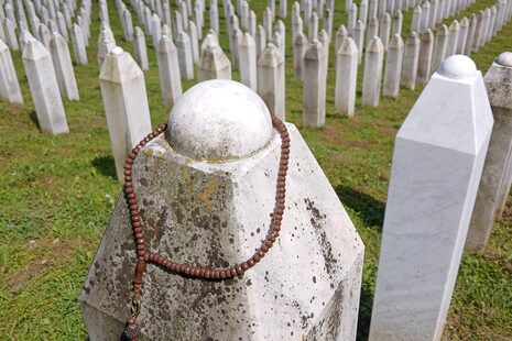 Cementerio con columnas conmemorativas blancas