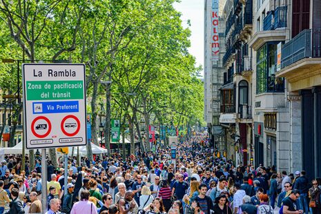 Calle comercial abarrotada de turistas en España