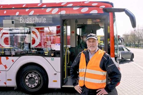 La "Escuela del Autobús" digital: Ferdinand Faßbender explica consejos importantes para ir al colegio en transporte público.
