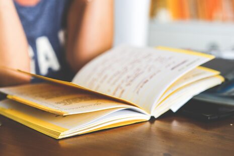 Une personne lit dans un livre ouvert