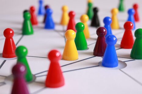 Las figuras de Mensch-ärgere-Dich-nicht se colocan sobre un tablero de juego