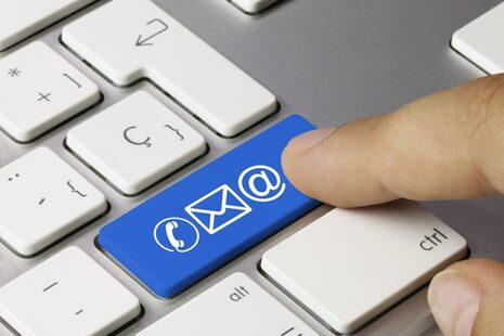 La tecla Intro del teclado de un PC está etiquetada con símbolos azules para el correo electrónico