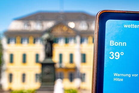 Die Fotomontage zeigt eine Wetterapp mit der 39 Grad-Anzeige für Bonn und im Hintergrund verschwommen das Beethovendenkmal