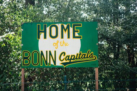 Das Eingangsschild zur Baseballanlage mit dem Schriftzug Home of the Bonn Capitals